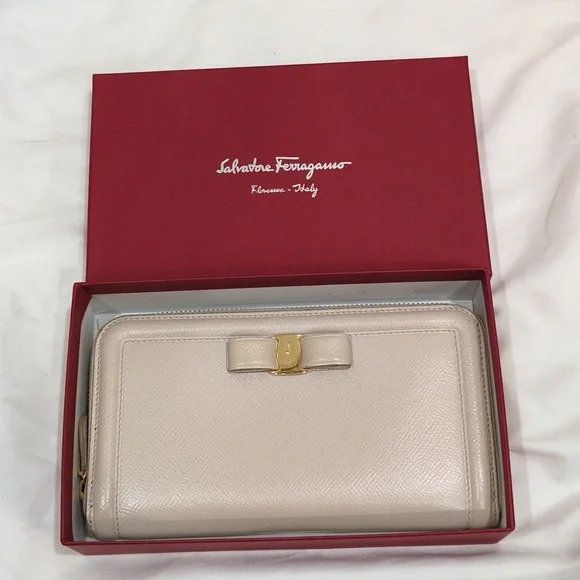Salvatore Ferragamo Cream Beige Zip Around Wallet With Box - Picture 1 of 17